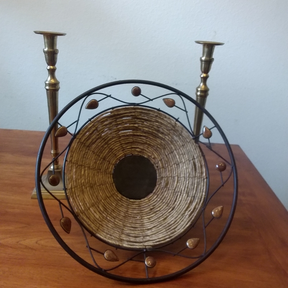 Brass candles holder and woven basket - Picture 4 of 10